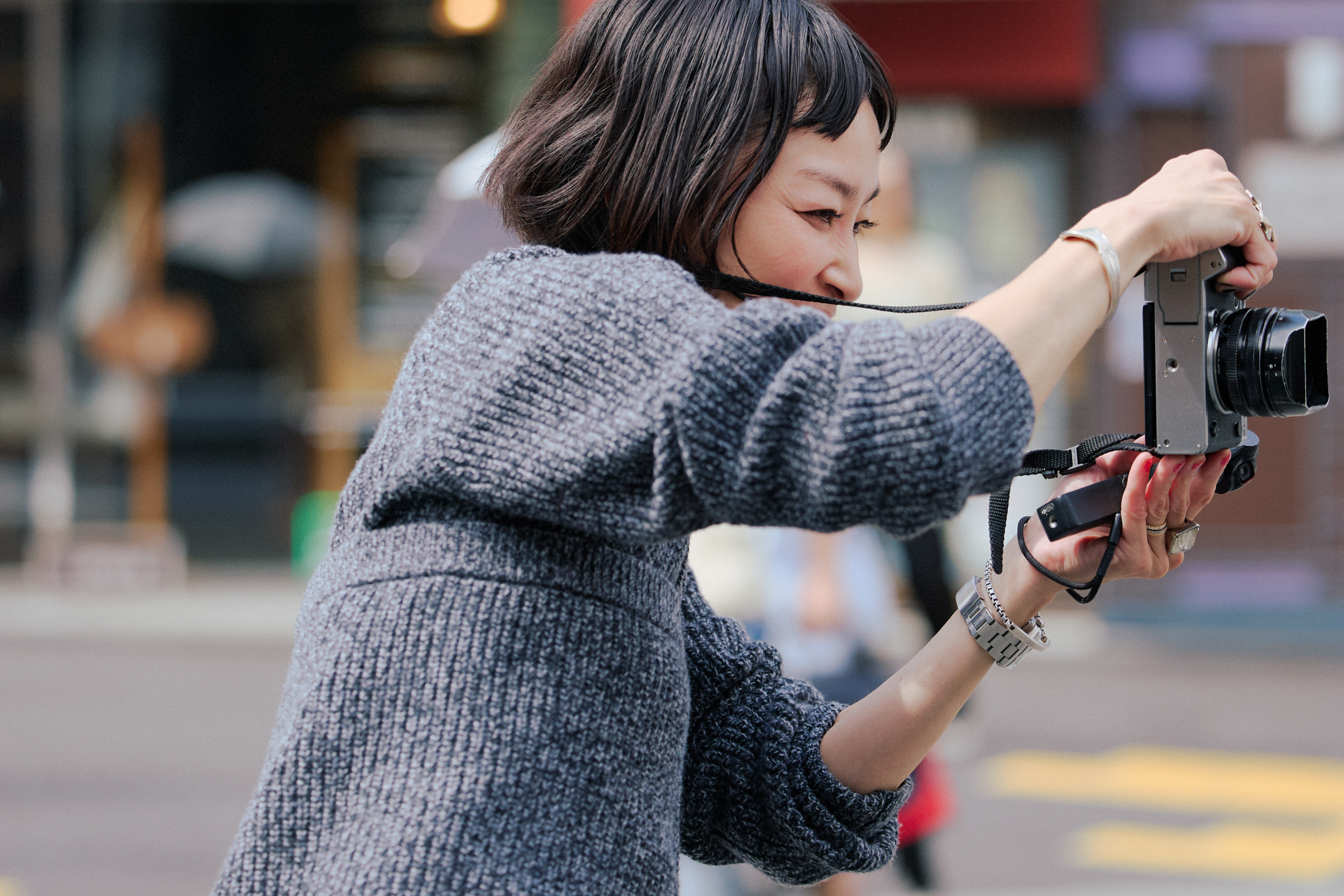 街でカメラを構えるシトウレイ