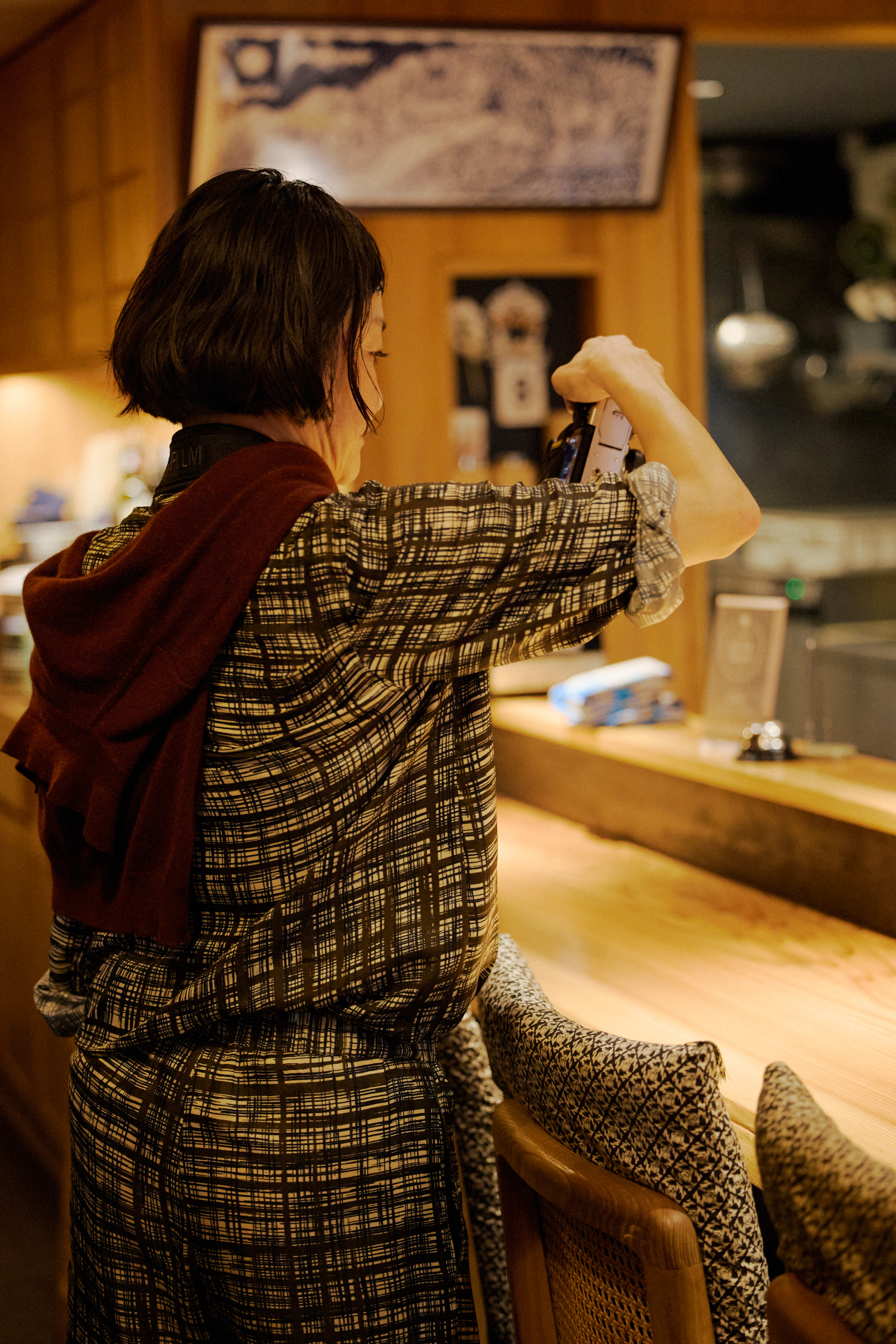 店内で撮影するシトウレイ