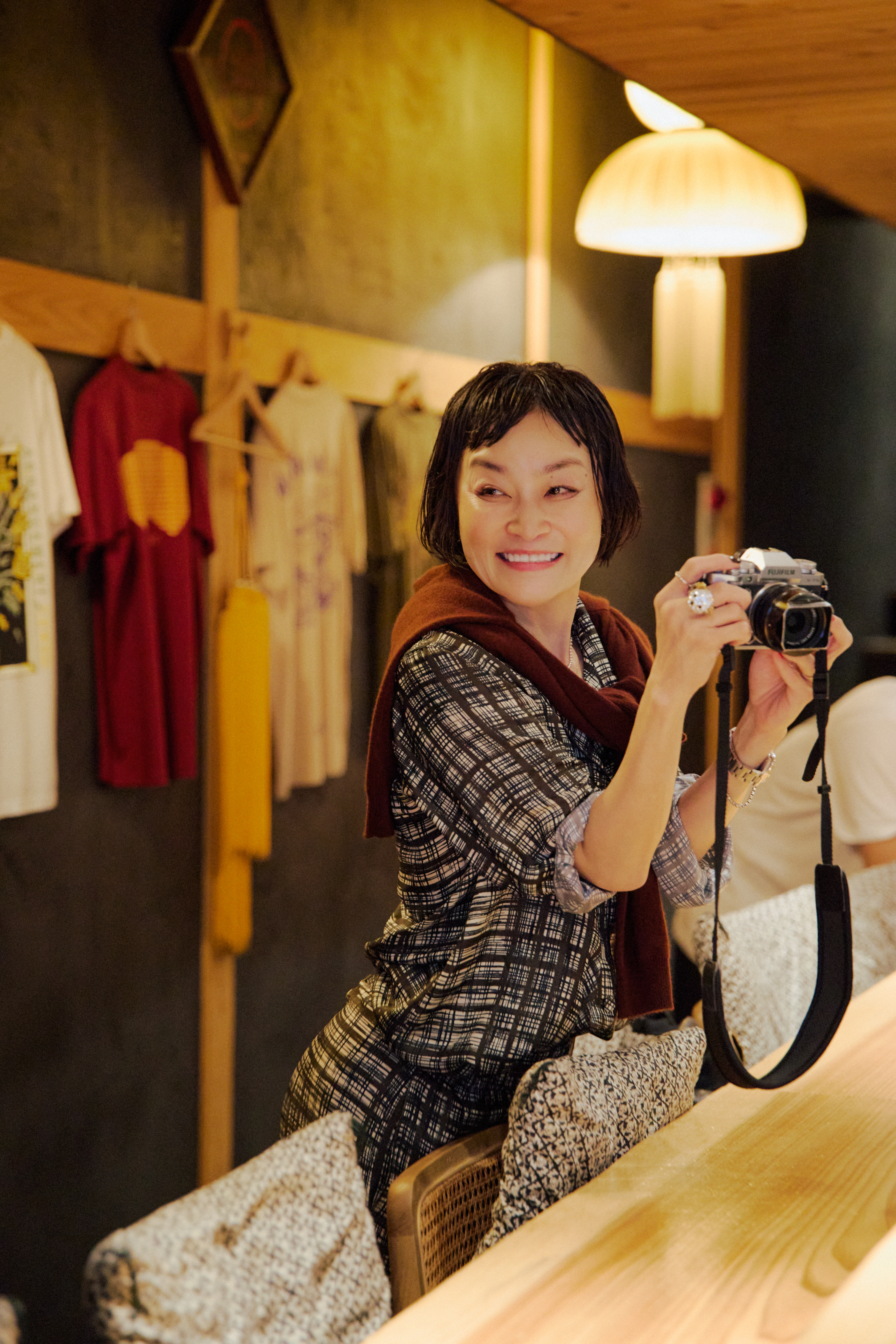 店内でカメラを構えるシトウレイ